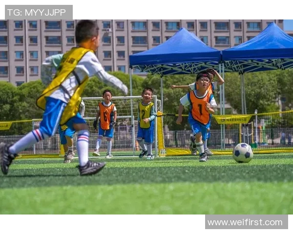 足球明星展现惊人技巧肚子放球瞬间引发全场惊叹与欢呼